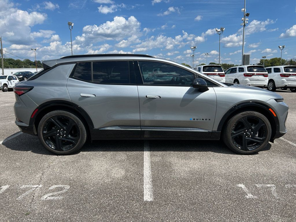 Used 2024 Chevrolet Equinox EV RS FWD image 2