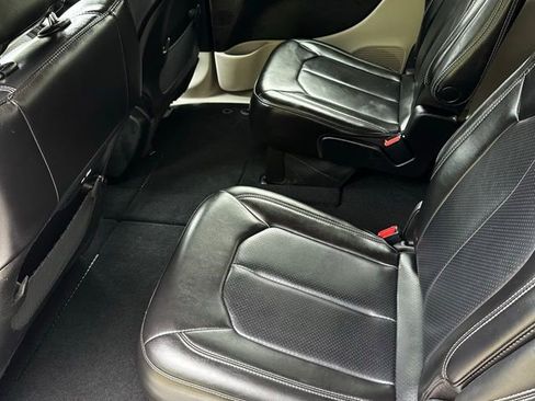 Used 2023 Chrysler Pacifica Touring-L FWD image 15