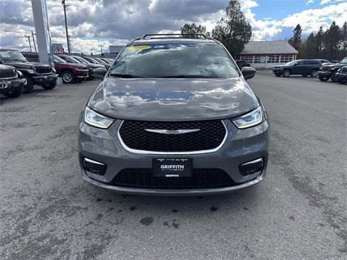 Used 2022 Chrysler Pacifica Touring-L image 8