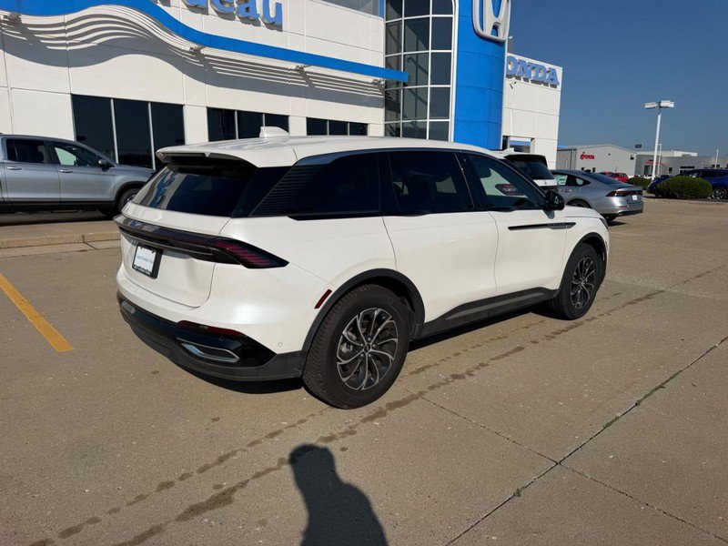 Used 2024 Lincoln Nautilus Premier AWD/4WD image 2