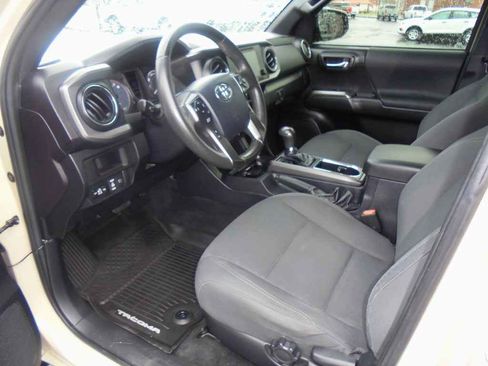 Used 2019 Toyota Tacoma TRD Sport image 7