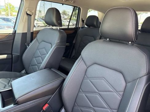 Used 2025 Volkswagen Atlas SE FWD image 21
