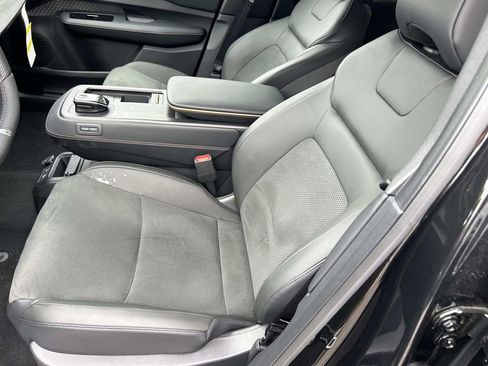 New 2025 Nissan Ariya AWD image 15