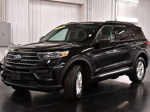 Used 2023 Ford Explorer XLT AWD/4WD image 3