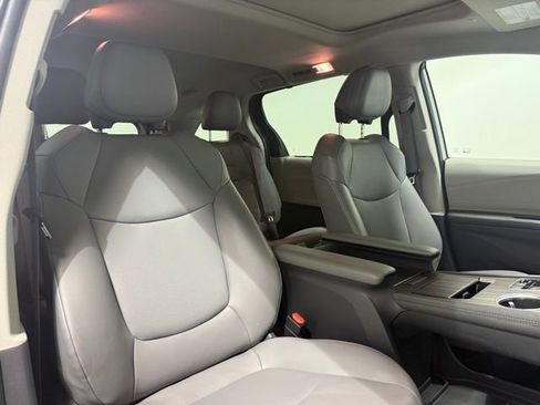 Used 2021 Toyota Sienna XLE image 33