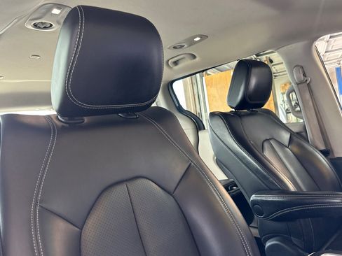 Used 2023 Chrysler Pacifica Touring-L FWD image 18