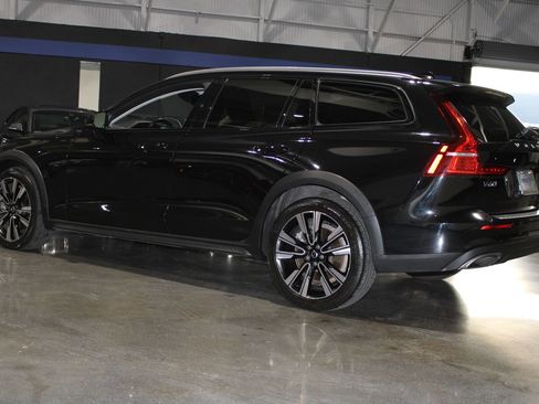 Used 2021 Volvo V60 T5 Cross Country w/ Climate Package image 7