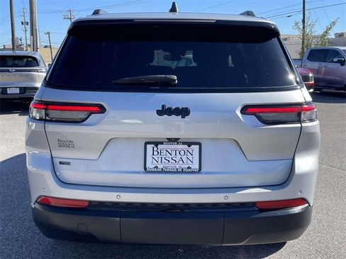 Used 2021 Jeep Grand Cherokee L Laredo image 3