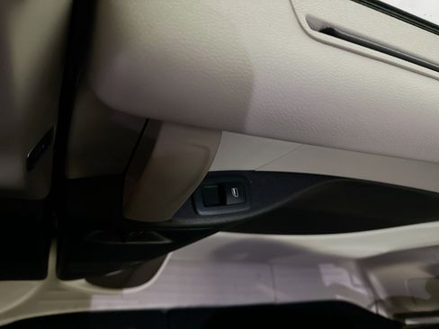 Used 2024 Chrysler Pacifica Touring-L image 32