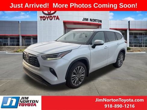 Used 2022 Toyota Highlander Platinum image 2