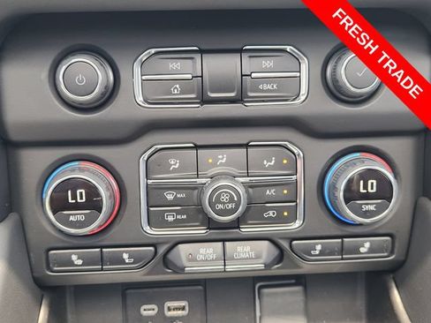 Used 2024 Chevrolet Suburban Z71 w/ Luxury Package AWD/4WD image 17