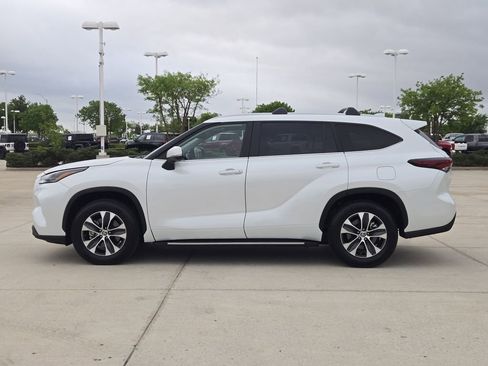 Used 2025 Toyota Highlander XLE image 4