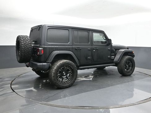 Used 2019 Jeep Wrangler Unlimited Sahara image 5