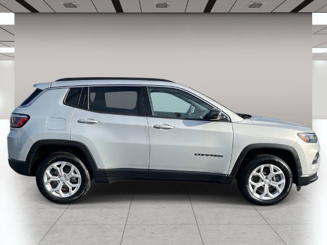 Used 2024 Jeep Compass Latitude AWD/4WD image 2