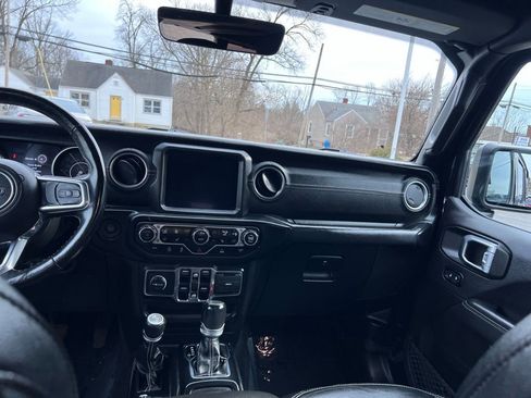 Used 2023 Jeep Wrangler Sahara w/ Cold Weather Group image 18