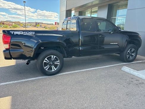 Used 2016 Toyota Tacoma TRD Sport image 4