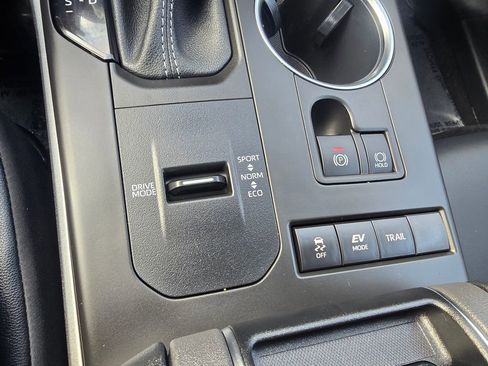 Used 2022 Toyota Highlander XLE AWD/4WD image 25