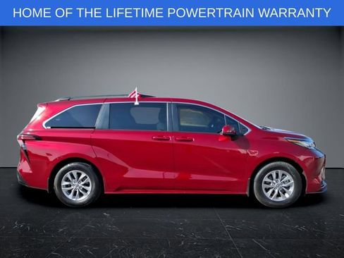 Used 2022 Toyota Sienna LE AWD/4WD image 2