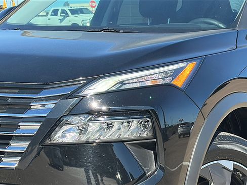 Certified 2025 Nissan Rogue SV image 4