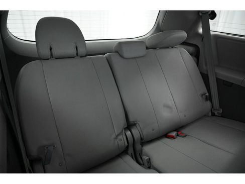 Used 2018 Toyota Sienna XLE image 19