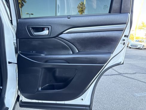 Used 2017 Toyota Highlander SE image 45