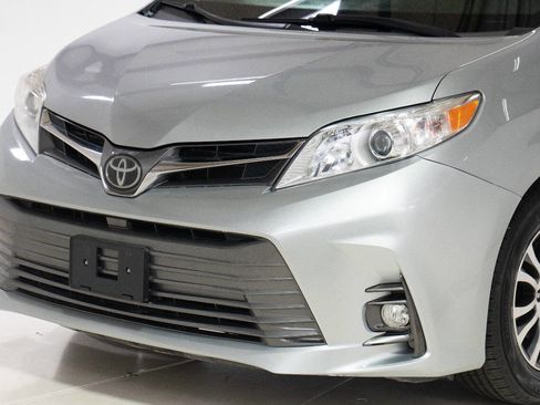 Used 2020 Toyota Sienna XLE image 10