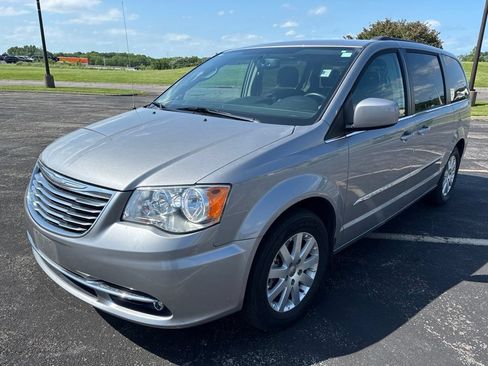 Used 2016 Chrysler Town & Country Touring FWD image 1