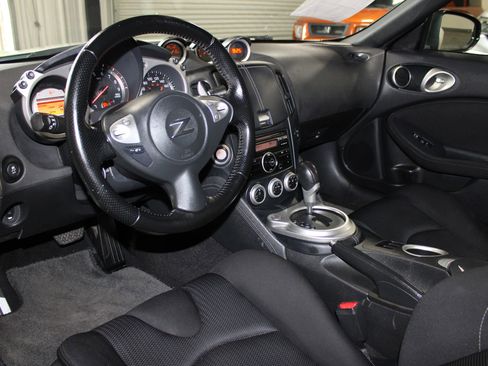 Used 2011 Nissan 370Z Coupe RWD image 19