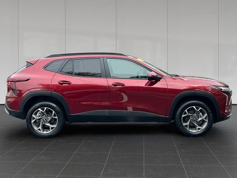 Used 2025 Chevrolet Trax LT FWD image 6