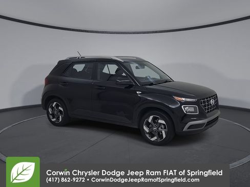 Used 2025 Hyundai Venue SEL FWD image 2