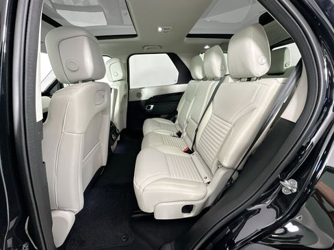 Used 2025 Land Rover Discovery S image 23