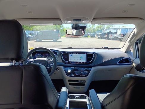 Used 2024 Chrysler Pacifica Touring-L FWD image 9