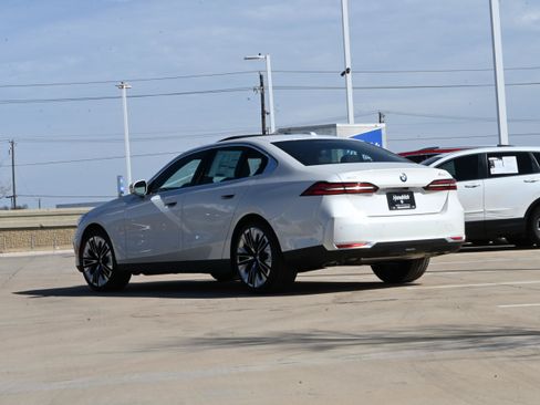 Used 2026 BMW 530i xDrive w/ Premium Package AWD/4WD image 2