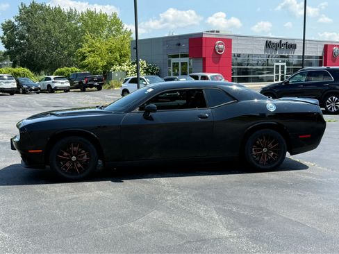Used 2022 Dodge Challenger SXT RWD image 4