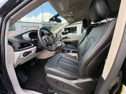 Used 2024 Chrysler Pacifica Touring-L FWD image 8