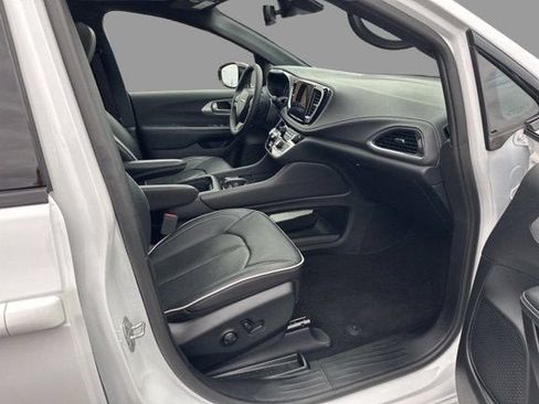 Used 2025 Chrysler Pacifica Limited FWD image 10