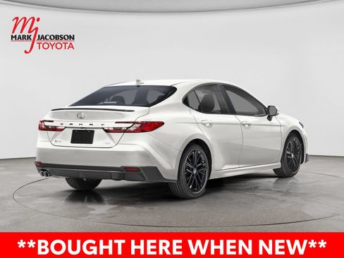 Used 2025 Toyota Camry SE FWD image 3