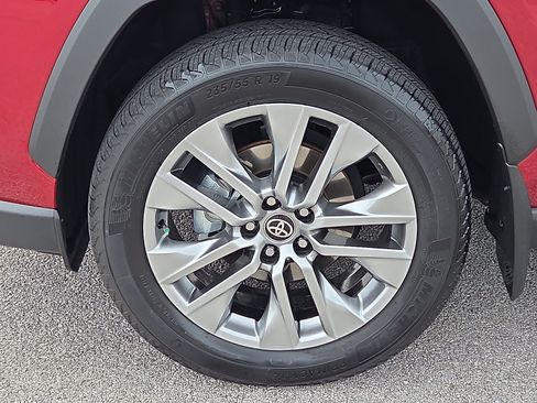 Used 2025 Toyota RAV4 XLE Premium FWD image 7