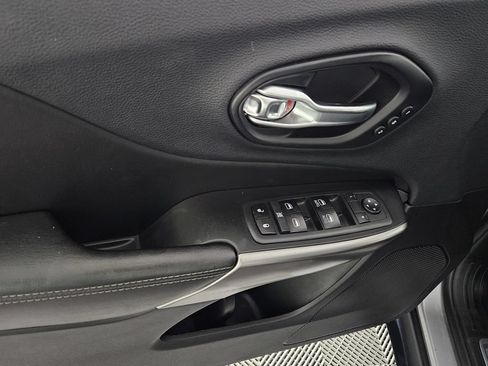 Used 2019 Jeep Cherokee Limited FWD image 24
