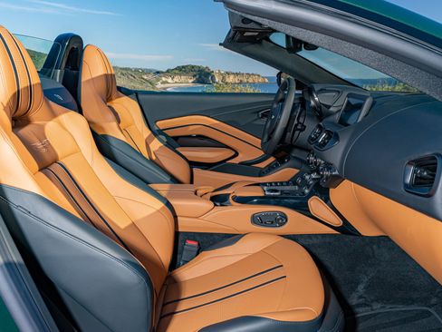 Used 2023 Aston Martin V8 Vantage Roadster image 17