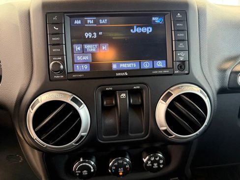 Used 2018 Jeep Wrangler Sahara w/ Connectivity Group AWD/4WD image 25