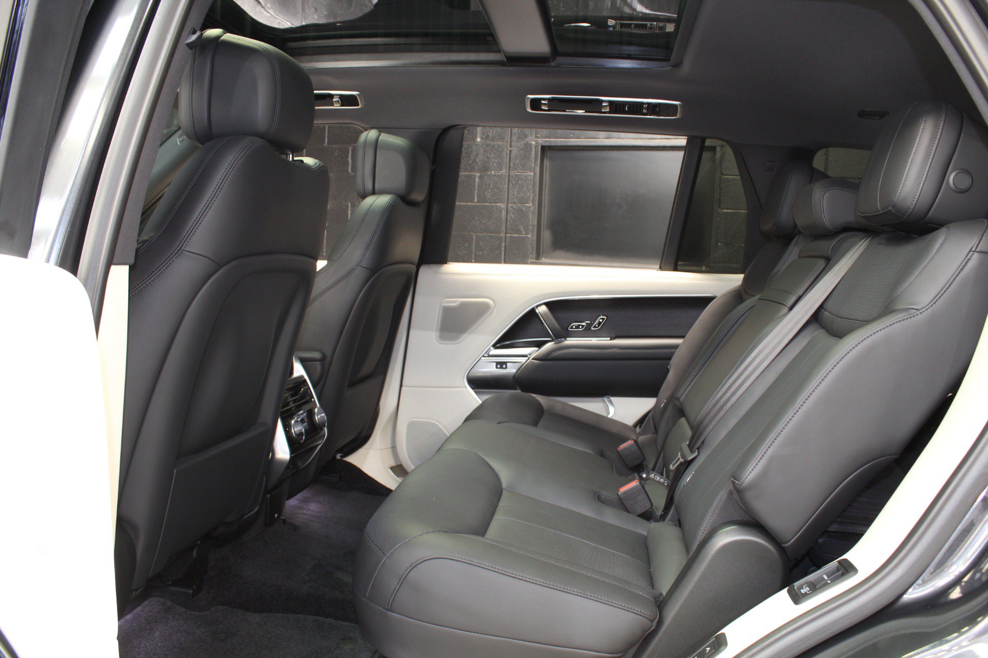 Used 2024 Land Rover Range Rover Long Wheelbase SE AWD/4WD image 38