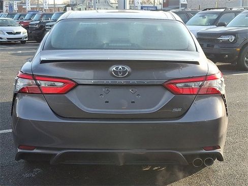 Used 2018 Toyota Camry SE image 5