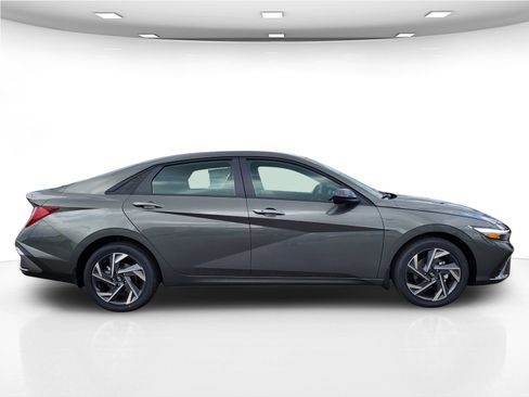 New 2025 Hyundai Elantra SEL image 8