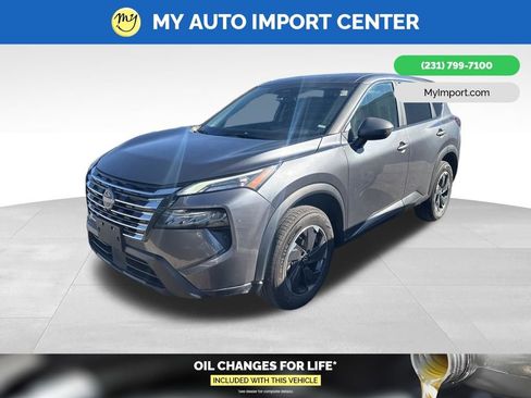 Used 2025 Nissan Rogue SV image 3