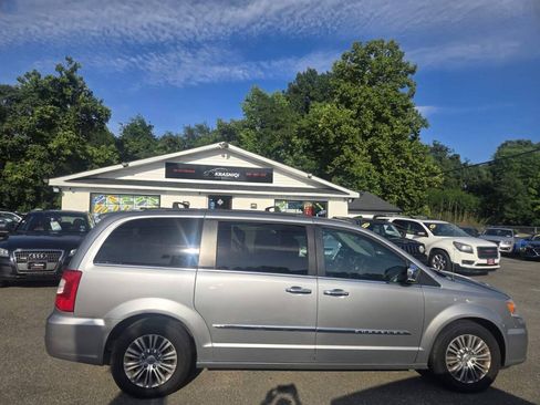 Used 2016 Chrysler Town & Country Touring-L FWD image 7
