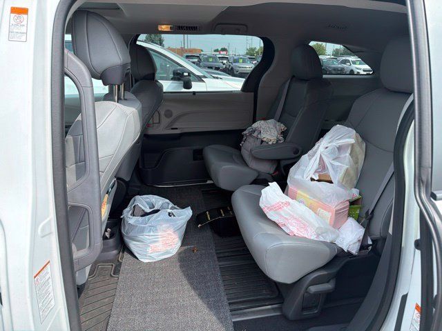 Used 2023 Toyota Sienna XLE AWD/4WD image 12