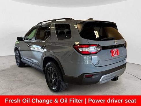 Used 2025 Honda Pilot TrailSport image 3