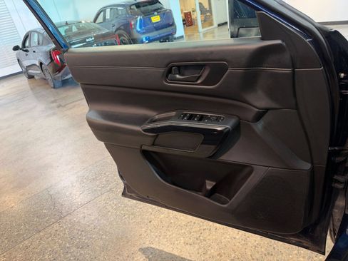 Used 2025 Nissan Pathfinder SV FWD image 18
