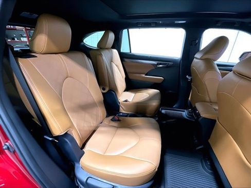 Used 2026 Toyota Highlander Platinum image 27